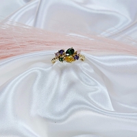 Златен пръстен от жълто злато с цветни циркони