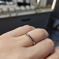 Златен пръстен със сини циркони