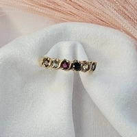 Златен пръстен със сапфири в различни цветове