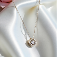 Златно колие от 18К жълто злато с централен диамант и обков от диаманти I Gioielli del Sole