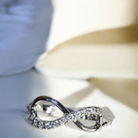 Златен пръстен от бяло злато с циркони