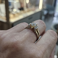 Златен пръстен с циркони