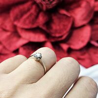 Златен пръстен от бяло злато с диамант тип годежен