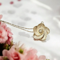 Златен медальон