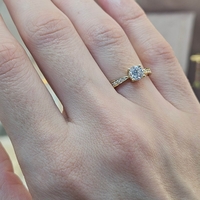 Златен пръстен с циркони