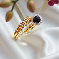 Златен пръстен с Оникс и циркони