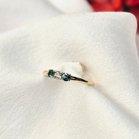 Златен пръстен от жълто злато с диамант и изумруди