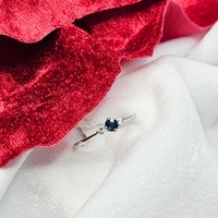 Пръстен от бяло злато 18К с диаманти и сапфир