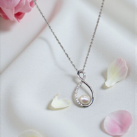 Златно kолие „Безкрайна прегръдка“