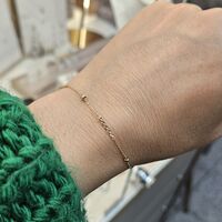 Златна гривна със седем златни елемента