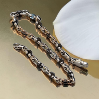 Златна гривна от бяло и розово злато с елементи от керамика