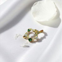 Златен пръстен със зелени и бели циркони