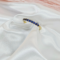 Златен пръстен със сини циркони