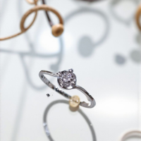 Златен годежен пръстен с диамант