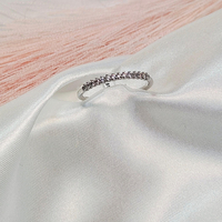 Златен пръстен тип полу-халка от бяло злато и циркони