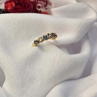 Златен пръстен от жълто злато с цветни сапфири