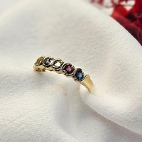 Златен пръстен от жълто злато с цветни сапфири