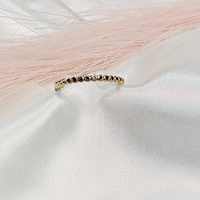 Златен пръстен тип халка с инкрустирани черни циркони