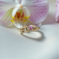 Златен пръстен с розов сапфир