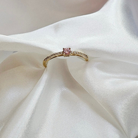 Златен пръстен с розов цирконий