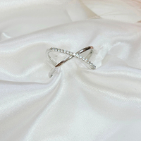 Златен пръстен от бяло злато Преплетени Халки