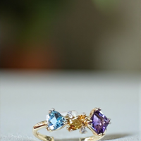 Дамски златен пръстен с естествени камъни