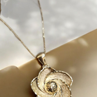 Златен медальон