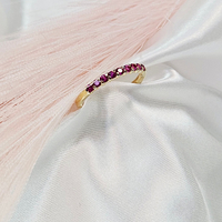 Златен пръстен с циркони в цвят малина