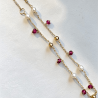 Златна гривна с перла и рубинче