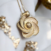 Златен медальон