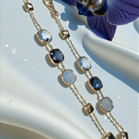 Златна гривна с природни камъни