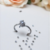 Златен годежен пръстен с диамант