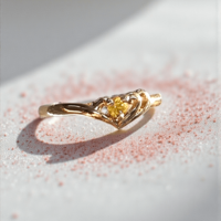 Златен пръстен с жълт сапфир