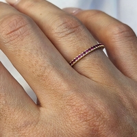 Златен пръстен с циркони цвят малина , тип халка