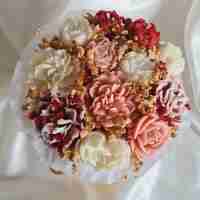 Авторски букет „Peach & Gold Harmony“