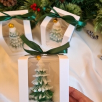 Коледна декоративна свещ “Snowy Pine Tree” – ръчно изработена елха