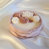 Ароматна свещ в керамичен съд “SOLENNE” – ръчно изработена арт свещ с восъчни цветя