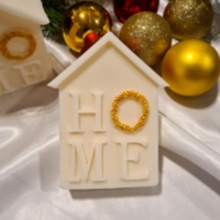 Коледна свещ „HOME“ – уют в най-чистата му форма