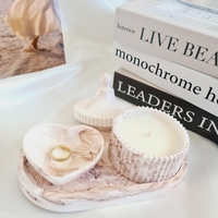 Луксозен керамичен комплект “Éloria” – свещ и поднос в артистичен мраморен дизайн