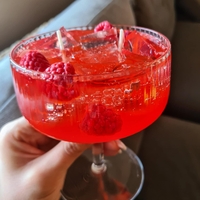 „Малинов Спаркъл“ – ароматна свещ в чаша