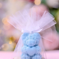 Мече с нежно сърчице върху дървена подложка – подарък за гости