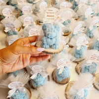 Мече с нежно сърчице върху дървена подложка – подарък за гости