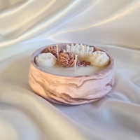 Ароматна свещ в керамичен съд “SOLENNE” – ръчно изработена арт свещ с восъчни цветя