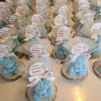 Мече с нежно сърчице върху дървена подложка – подарък за гости