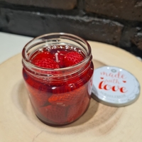 „Ягодово сладко“ – ароматна десертна свещ в малък буркан