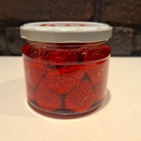 „Ягодово сладко“ – ароматна десертна свещ в голям буркан