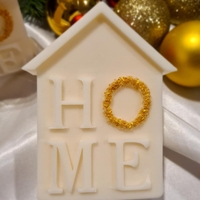 Коледна свещ „HOME“ – уют в най-чистата му форма