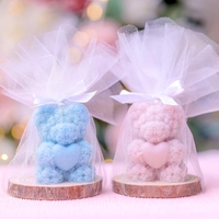 Мече с нежно сърчице върху дървена подложка – подарък за гости