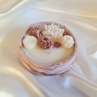 Ароматна свещ в керамичен съд “SOLENNE” – ръчно изработена арт свещ с восъчни цветя