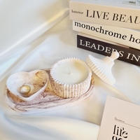 Луксозен керамичен комплект “Éloria” – свещ и поднос в артистичен мраморен дизайн